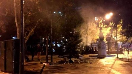 Εβαλαν φωτιά στο χριστουγεννιάτικο δέντρο στα Εξάρχεια