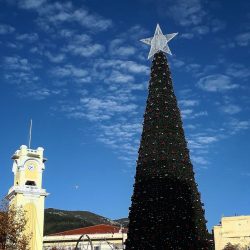 Βανδάλισαν το χριστουγεννιάτικο δέντρο στην Ξάνθη