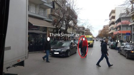Τούμπα: Οδηγός του ΕΚΑΒ «μπλόκαρε» από τα διπλοπαρκαρισμένα οχήματα – Κατέβηκε και έκανε τον τροχονόμο! (ΦΩΤΟ)