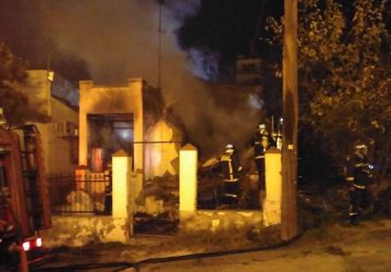Θεσσαλονίκη: Φωτιά σε εγκαταλελειμμένη οικία στις Συκιές (ΦΩΤΟ)