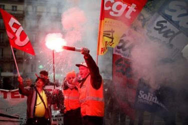 Κλιμακώνονται οι απεργίες για το ασφαλιστικό στη Γαλλία