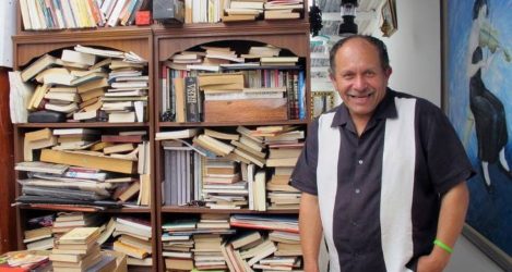 Οδηγός απορριμματοφόρου έκανε βιβλιοθήκη για φτωχά παιδιά με βιβλία που μάζευε από τα σκουπίδια