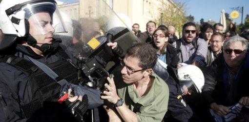 Ξύλο ανάμεσα σε ΜΑΤ και συνδικαλιστές σε ημερίδα του Πανελλήνιου Ιατρικού Συλλόγου