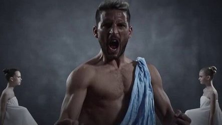 Χορεύουν ημίγυμνοι για διαφημιστική καμπάνια οι παίκτες της Νάπολι (BINTEO)