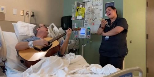 Νοσοκόμα και καρκινοπαθής τραγουδούν την «Άγια Νύχτα» (ΒΙΝΤΕΟ)