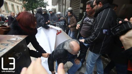 Θεσσαλονίκη: Ενταση και τραυματισμός έξω από γραφεία τράπεζας (ΒΙΝΤΕΟ & ΦΩΤΟ)