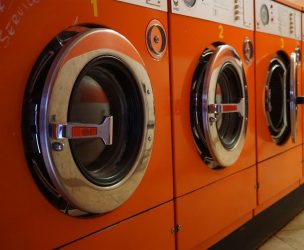 Γερμανία: Γιατί θα πηγαίνουν τα άπλυτα ρούχα τους στο σούπερ μάρκετ