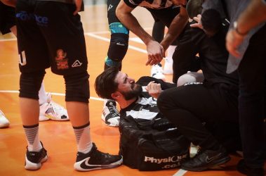 Παίκτες της ομάδας βόλεϊ του ΠΑΟΚ επισκέφθηκαν τον τραυματία Τακουρίδη (ΦΩΤΟ)