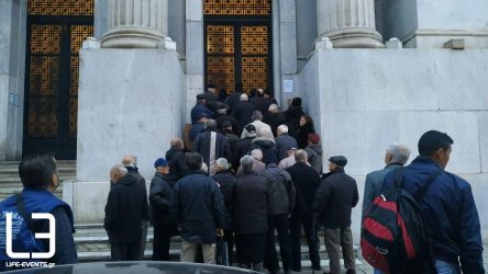 Θεσσαλονίκη: Ουρές έξω από τις τράπεζες για τις συντάξεις (ΦΩΤΟ)