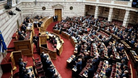 Βουλή: Κατατέθηκε το νομοσχέδιο για τη μείωση των ασφαλιστικών εισφορών