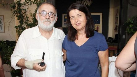 Νέα απώλεια για τη σύζυγο του Θ. Μικρούτσικου – Το έμαθε στη διάρκεια της επετειακής συναλίας
