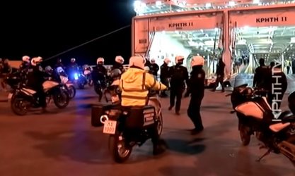 Επεισόδια μεταξύ οπαδών του Ολυμπιακού και ΜΑΤ σε πλοίο στο Ηράκλειο (ΒΙΝΤΕΟ)