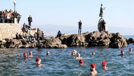 Βούτηξαν σε παγωμένα νερά για να… υποδεχτούν το 2020!