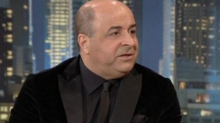 «Πλάι Σου»: Το παντοπωλείο που ανοίγει ο Μάρκος Σεφερλής για τους ευάλωτους συμπολίτες του