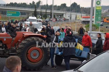 Κάτοικοι μπλόκαραν την Εθνική οδό Αθηνών Λαμίας για να μη φτάσουν οι πρόσφυγες! (ΦΩΤΟ)