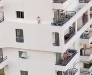 Κοριτσάκι… ακροβατεί στο περβάζι 4ου ορόφου πολυκατοικίας (ΒΙΝΤΕΟ)