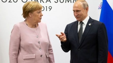 Συνάντηση Μέρκελ και Πούτιν συναντιούνται για να μιλήσουν για Μέση Ανατολή, Λιβύη και Συρία