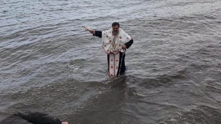 Ιερέας έριξε τον σταυρό με καλάμι ψαρέματος (ΒΙΝΤΕΟ)