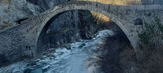Απίστευτο: Η κακοκαιρία πάγωσε το ποτάμι στα Ζαγοροχώρια! (ΒΙΝΤΕΟ & ΦΩΤΟ)