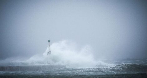 Αγωνία για το πλήρωμα του ακυβέρνητου πλοίου στο Μυρτώο πέλαγος