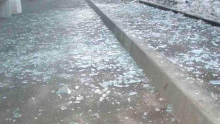 ΤΩΡΑ – Σταυρούπολη: Επίθεση στην τράπεζα Πειραιώς με καδρόνια και πέτρες
