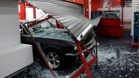 Ληστεία δια… εισβολής με το αυτοκίνητο σε κατάστημα – «Κατέβασαν» τη βιτρίνα οι ληστές