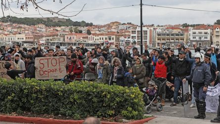 Μεγάλη ένταση στη διαμαρτυρία των μεταναστών στη Μυτιλήνη (ΒΙΝΤΕΟ)