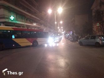 Θεσσαλονίκη: Aνδρας με αλυσίδα στο στόμα έσπασε τζάμι αστικού προκειμένου να αποφύγει τη σύλληψη