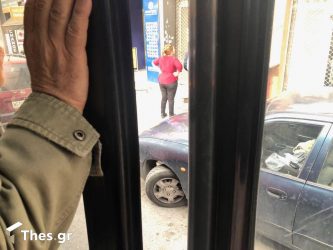 Λεωφορείο του ΟΑΣΘ κάνει δρομολόγια με ξεχαρβαλωμένη πόρτα (ΦΩΤΟ)