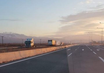 Φωτιά σε σχολικό όχημα στην Εθνική Οδό (ΒΙΝΤΕΟ)