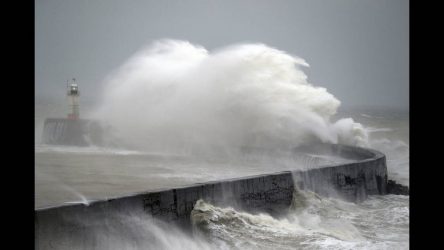 Σαρώνει τη βόρεια Ευρώπη η καταιγίδα Κιάρα