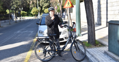 Στο Μαξίμου με ηλεκτρικό ποδήλατο ο πρόεδρος του ΚΕΔΕ (ΒΙΝΤΕΟ)