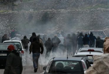 Χίος: Αγρια επεισόδια μεταξύ πολιτών και ΜΑΤ (ΒΙΝΤΕΟ)