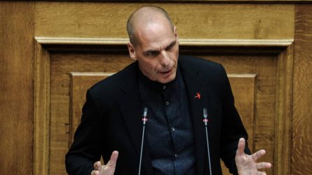 Γιάνης Βαρουφάκης: «Ο ελληνικός λαός δεν εμπιστεύεται την κυβέρνηση»