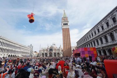 Εντυπωσιακό το «πέταγμα του αγγέλου» στη Βενετία