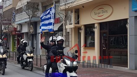 Κατερίνη: Αστυνομικοί έκαναν το γύρο της πόλης κρατώντας την ελληνική σημαία (ΒΙΝΤΕΟ)