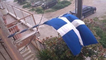 Θεσσαλονίκη: Εβγαλε στο μπαλκόνι σημαία 100 ετών