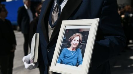 Ρίγη συγκίνησης στο τελευταίο “αντίο” στην Αλκη Ζέη