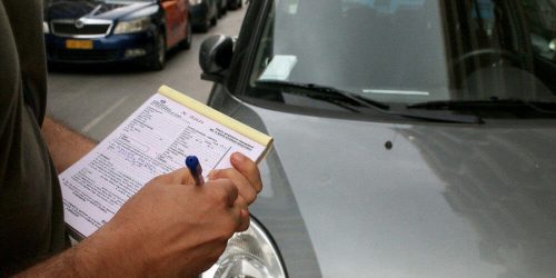 Ανδρας της δημοτικής αστυνομίας πιάστηκε στα χέρια με ηλικιωμένο (ΒΙΝΤΕΟ)