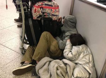 Λονδίνο: Σε τραγική κατάσταση οι Ελληνες που βρίσκονται στο αεροδρόμιο! (ΦΩΤΟ)