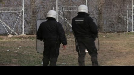 Καταστηματάρχες μοιράζουν εφόδια στα Σώματα Ασφαλείας