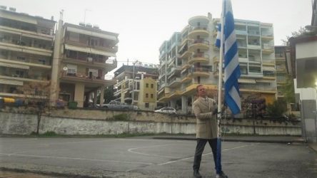 Διευθυντής σχολείου τίμησε μόνος του την 25η Μαρτίου στα Γιαννιτσά