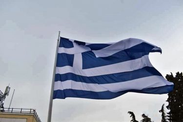 Καβάλα: Υψωσαν τεράστια ελληνική σημαία (ΦΩΤΟ)