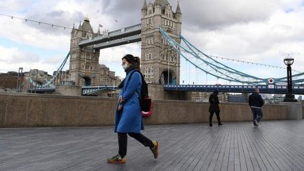 Τζ. Χάρις: «Η απαγόρευση κυκλοφορίας στη Βρετανία μπορεί να κρατήσει 6 μήνες»