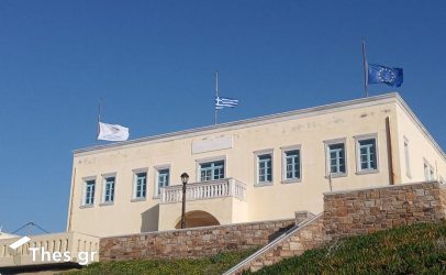 Πένθος στη Νάξο: Μεσίστιες οι σημαίες για το θάνατο του Μανώλη Γλέζου (ΦΩΤΟ)