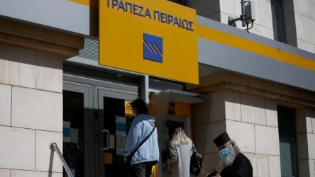 Συνωστισμός και… ουρές έξω από τις τράπεζες της Θεσσαλονίκης
