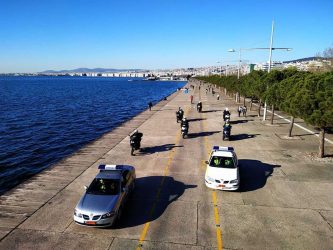 Θεσσαλονίκη: Αστυνομικοί ζητούν από τους πολίτες στην παραλία να γυρίσουν σπίτι τους (ΦΩΤΟ)