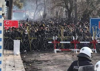 Απίστευτο βίντεο: Τούρκοι στρατιώτες ξυλοκοπούν μετανάστες για να τους στείλουν στην Ελλάδα!