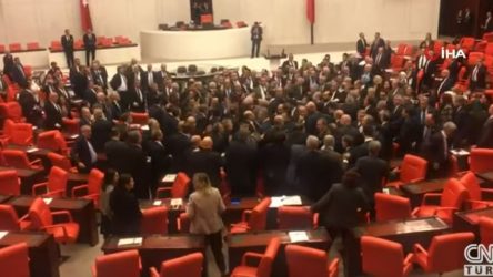 Αγριο ξύλο στη βουλή στην Τουρκία! (ΒΙΝΤΕΟ)