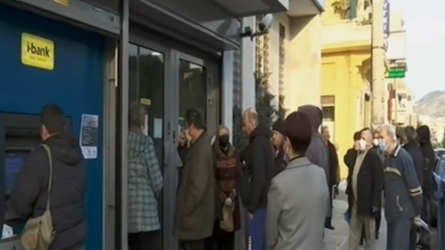 Ουρές έξω από τις τράπεζες (BINTEO)